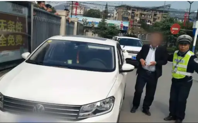 Cảnh sát yêu cầu, cụ ông 72 tuổi xuất trình bằng lái viết tay, nào ngờ sau khi xem anh nói: Mời ông đi!