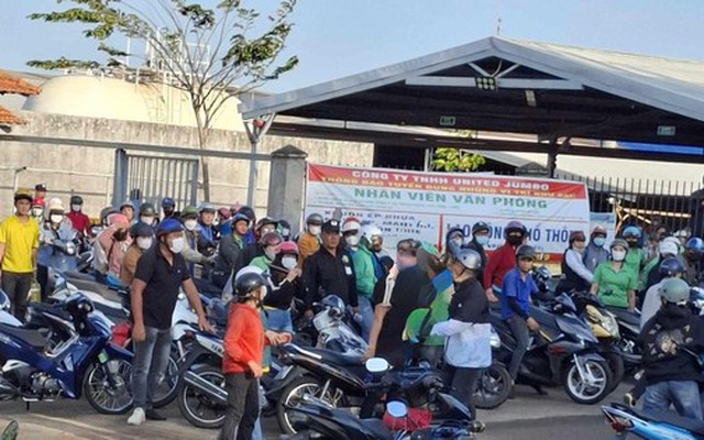 Clip gần 2 phút ghi lại cảnh nam, nữ ẩu đả loạn xạ trước cổng công ty ở Đồng Nai