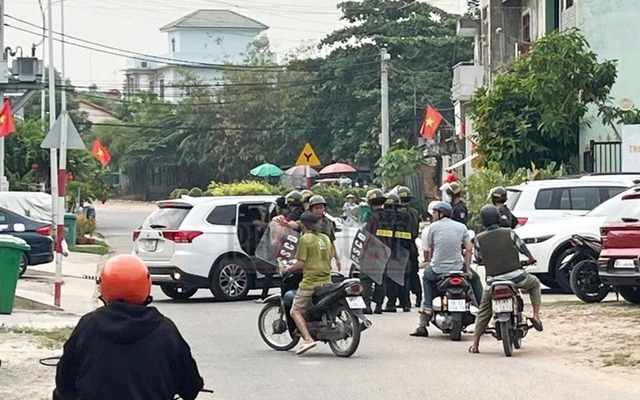 Bắt kẻ cầm súng khống chế đôi nam nữ trong phòng trọ ở Bình Dương