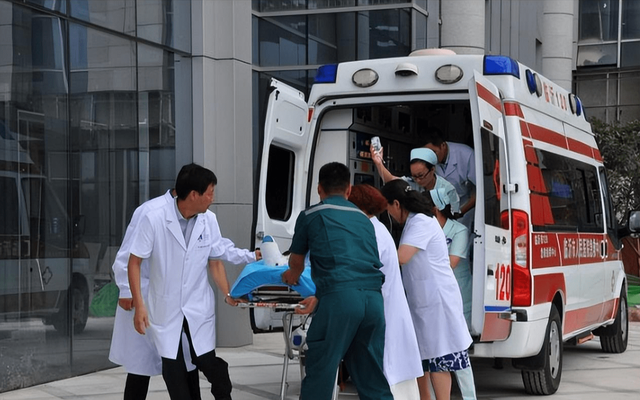 Thấy con gái bước đi loạng choạng, bố mẹ đưa đi khám, sững sờ khi nhìn vào ảnh chụp CT