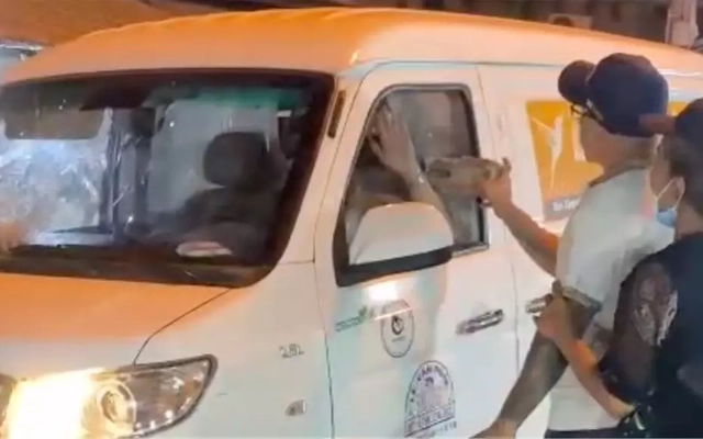 Công an mời người đàn ông đập phá xe ô tô lên làm việc