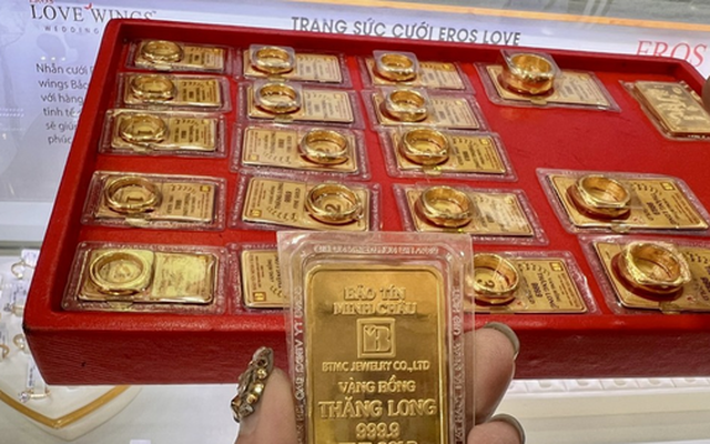 Giá vàng bất ngờ tăng vù vù