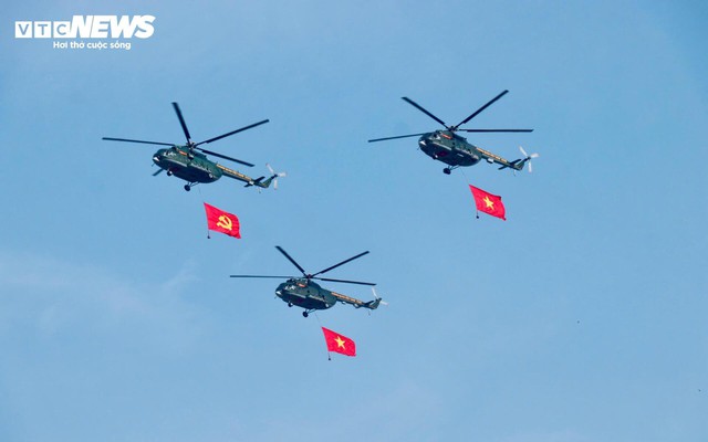 Phi đội trực thăng mang cờ Tổ quốc bay trên bầu trời Đồng Nai