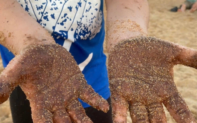 Dầu vón cục dính đầy người tắm biển ở Phú Yên