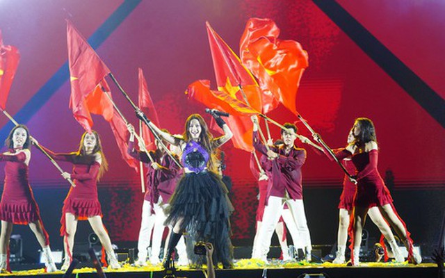 Chi Pu và dàn sao đình đám "đốt cháy" sân khấu ở Đồng Hới