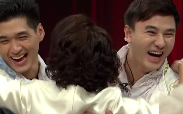 Nữ NSND 61 tuổi nấp sau ghế khi thấy 2 chàng trai hóa Romeo tiến về phía mình