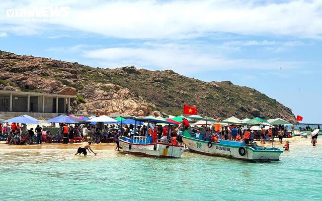 Mô tô nước lao vào bờ, một cháu bé thiệt mạng