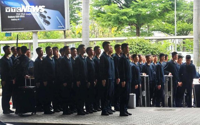 Đoàn quân đội Trung Quốc về nước sau khi tham gia diễu binh 30/4 tại Việt Nam