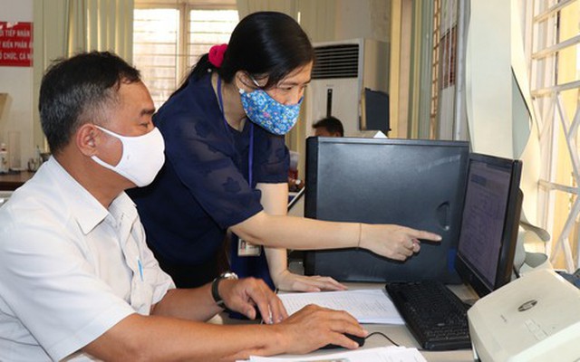 Không có bằng chính quy, công chức xã có bị tinh giản biên chế khi sắp xếp?