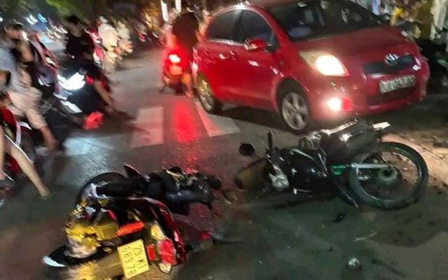 "Xe điên" tông hàng loạt xe máy, 3 người bị thương