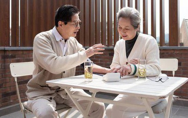 Mẹ vợ gọi điện nói bị bệnh nặng, nhờ con gái sang chăm vài hôm, vợ tôi thảng thốt chạy đến thì thấy cảnh tượng bực bội vô cùng