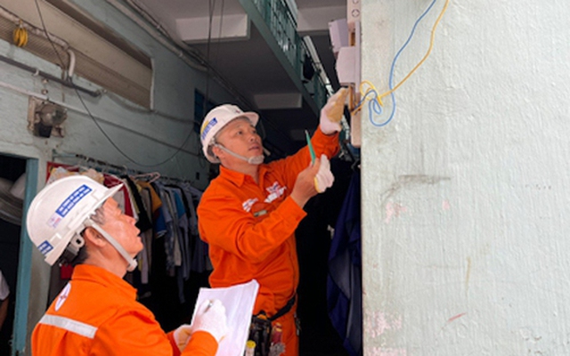 Người thuê trọ lo lắng khi nghe tin tăng giá điện, vì đã phải trả tới 5.000 đồng/kWh