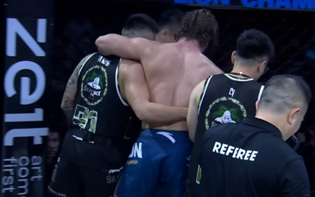 “Thần Sấm” đến từ châu Âu phải vào viện chỉ sau 2 hiệp đấu với "Vua Wushu" Việt Nam