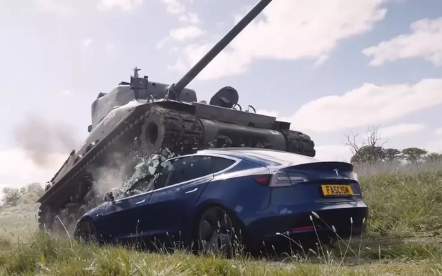 Video cựu binh 98 tuổi lái xe tăng Sherman nghiền nát xe Tesla