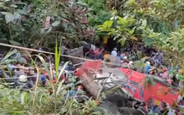 Xe buýt chở quá tải bất ngờ lao xuống vực khiến 15 người tử vong