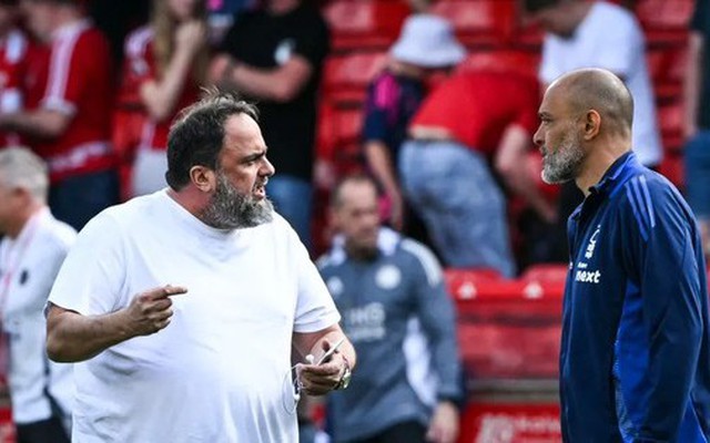 Nguy cơ vé dự Champions League, ông chủ CLB Ngoại hạng Anh lao xuống sân chất vấn HLV