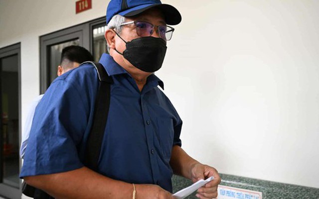 Cựu thứ trưởng Bộ TN-MT Nguyễn Linh Ngọc đội mũ, đeo khẩu trang tới toà