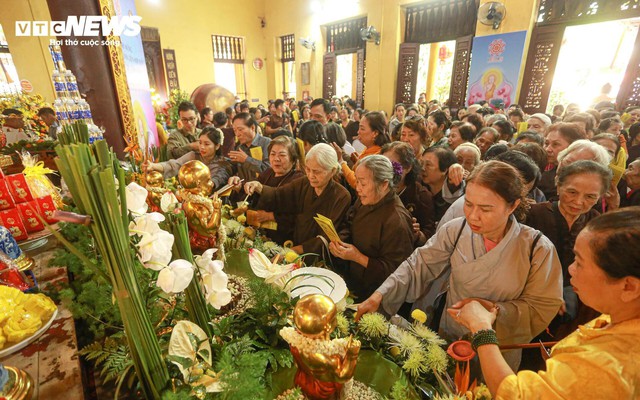 Phật tử cung kính mừng Đại lễ Phật đản 2025 tại chùa Quán Sứ