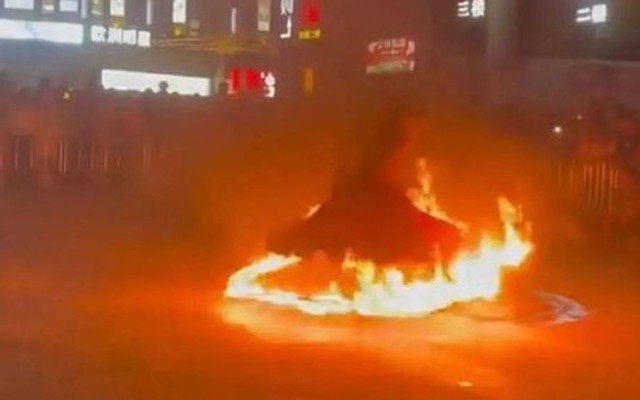 Người đẹp bị bỏng khi biểu diễn múa "váy lửa"