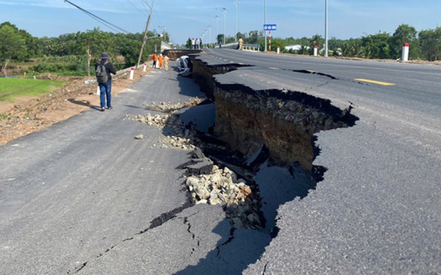Vụ sụt lún khiến ô tô và xe máy rơi xuống hố ở Tây Ninh: Nhà thầu nào thi công dự án?