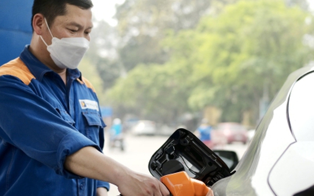 Chiều nay, giá xăng có thể quay đầu tăng khoảng 500 đồng/lít