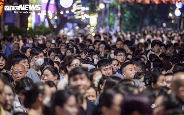 Dòng người xếp hàng xuyên đêm chờ chiêm bái xá lợi Phật