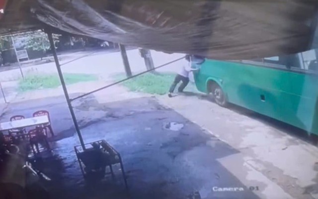 Ngăn xe bus trôi, một phụ xe ở Quảng Ngãi bị tông tử vong