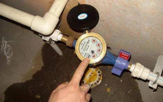 Chuyển đến nhà mới 18 ngày, người phụ nữ nhận hóa đơn tiền nước 140 triệu đồng, yêu cầu kiểm tra thì được thông báo: Đã làm đúng quy trình