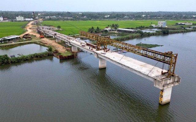 Hơn 4 năm thi công, 8 lần gia hạn, dự án cầu và đường dẫn 220 tỷ vẫn chơi vơi giữa sông