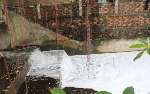 CLIP: Ám ảnh hình ảnh từ một miệng cống xả ra con suối giữa lòng đô thị Biên Hoà