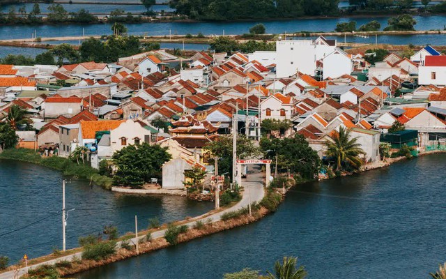 Phát hiện ngôi làng có duy nhất 1 đường vào gần Nha Trang, du khách ấn tượng với cảnh từ trên cao