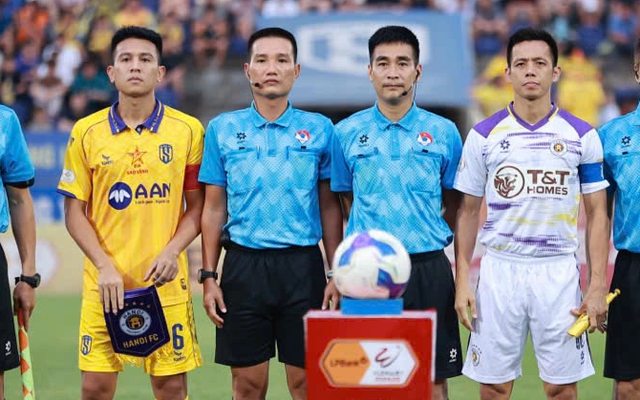 Vụ trọng tài V.League "quên luật" có diễn biến lạ, CLB Hà Nội nộp đơn đòi làm rõ về cầu thủ Việt kiều