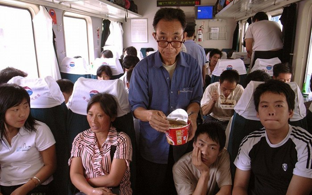 Chiếc vé tàu khiến hàng ngàn bậc cha mẹ rơi nước mắt: Con cái rồi sẽ phát triển thế nào?