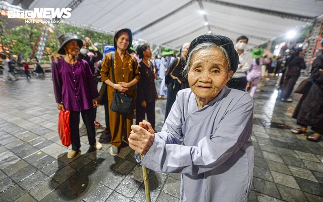Cụ bà 90 tuổi một mình bắt xe khách đến Hà Nam chiêm bái xá lợi Đức Phật