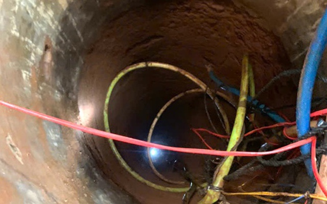 Người cha lao xuống giếng sâu 35 mét cứu con gái