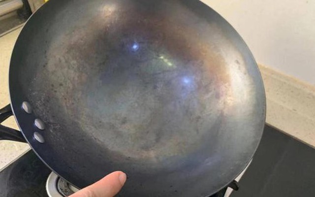 "Người sành" chọn chảo gang không nhìn giá mà nhờ 5 mẹo này để chọn được chảo bền tốt