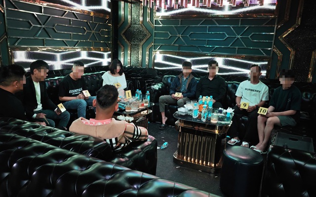 Hàng chục cảnh sát đột kích quán SKY trong đêm