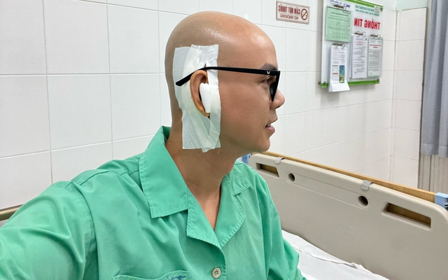 Nam ca sĩ nổi tiếng: Hôn nhân viên mãn bên vợ trẻ, 50 tuổi body 6 múi, phải vá màng nhĩ vì 1 sơ suất