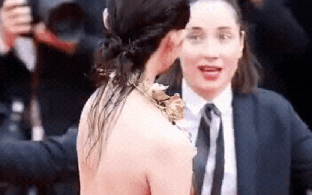 Clip 1 sao nữ Cbiz bị 4 bảo vệ Cannes cùng lúc đuổi khỏi thảm đỏ vẫn "mặt dày" tạo dáng