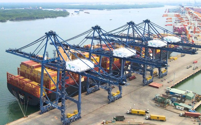 Cảng biển Việt Nam đón thành công một siêu tàu đang trên hải trình đến Bờ Tây Hoa Kỳ