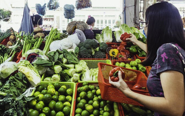 Chợ sáng hay chợ chiều: Đi giờ nào thì túi tiền đỡ "méo mặt"?