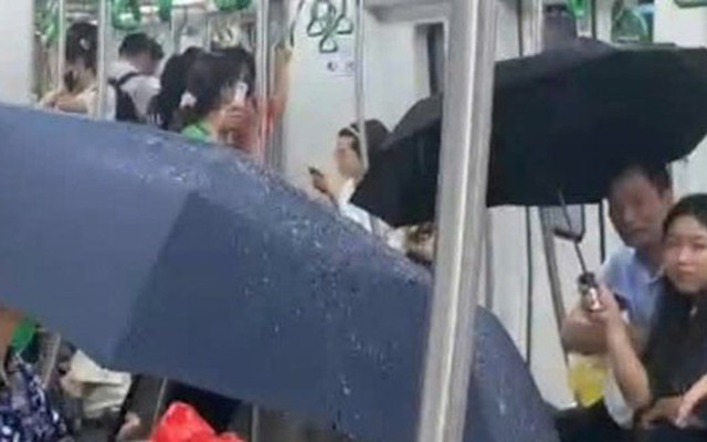 Khách đi tàu phải che ô vì dột nước: Lãnh đạo metro Hà Nội nói gì?