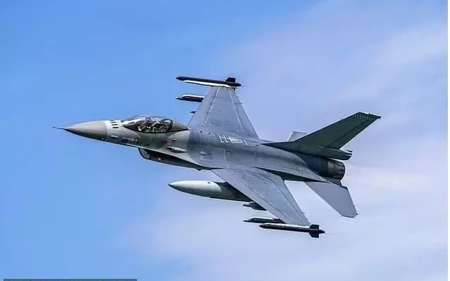 UFO đâm tiêm kích F-16 giữa sa mạc Arizona, phi công suýt gặp nạn