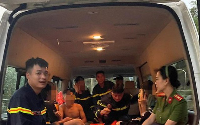 Giải cứu 11 học sinh mắc kẹt khi đi tắm suối