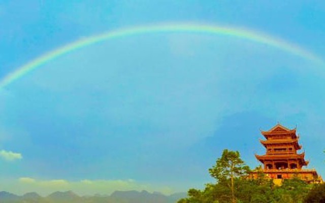 Cầu vồng xuất hiện ở chùa Tam Chúc, nơi đang tôn trí xá lợi Phật