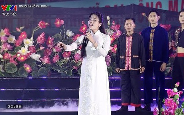 Ca sĩ Huyền Trang xúc động khi hát tại chương trình mừng sinh nhật Bác