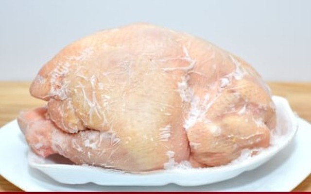 Cách rã đông gà nguyên con chuẩn để giữ hương vị