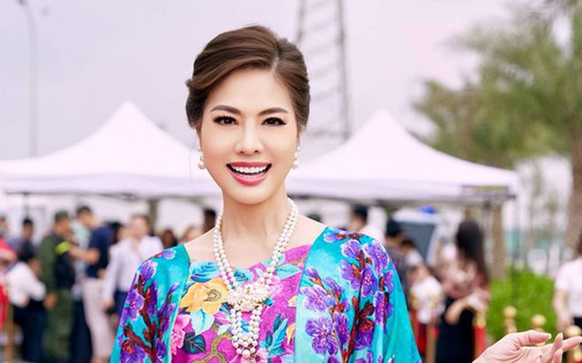 Hồ Lệ Thu diện đầm của Vũ Tường Vi, khoe vẻ đẹp quyến rũ ở tuổi ngoài 50