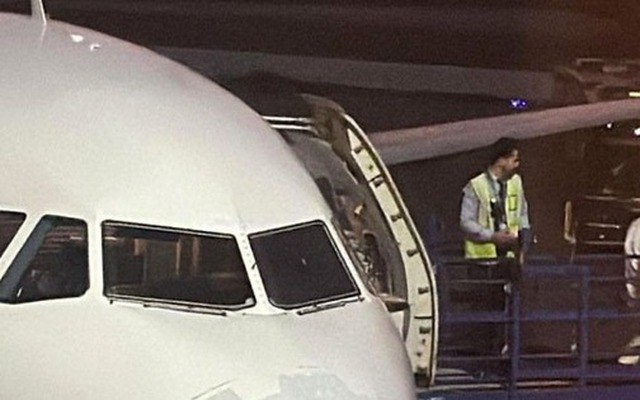 Hỗn loạn bên trong chiếc máy bay cùng lúc gặp nhiễu động, trúng mưa đá, tông phải chim