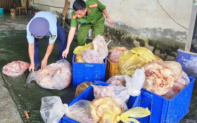 Một hộ kinh doanh trữ gần 4 tấn thực phẩm bốc mùi hôi thối